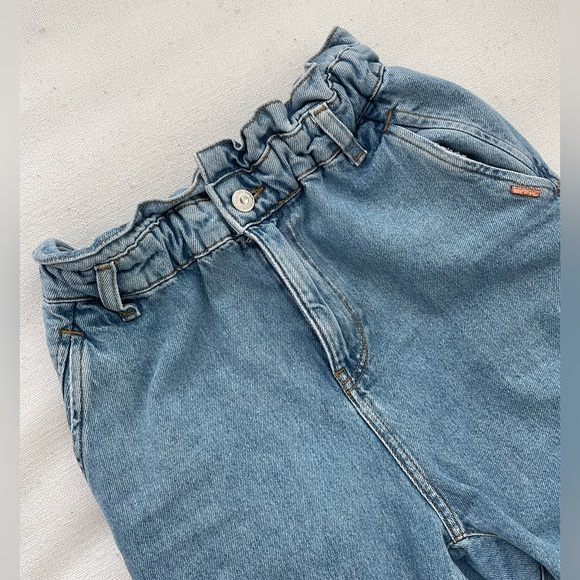 Zara high rise Mom jeans with ruffle Waist. Size 2 - Picture 3 of 5
